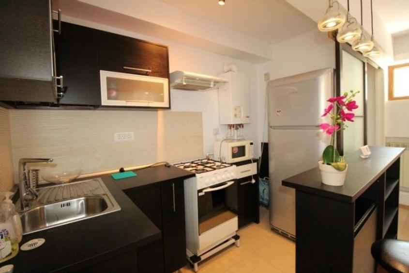 Apartament cu 2 camere semidecomandat, mobilat în Romană