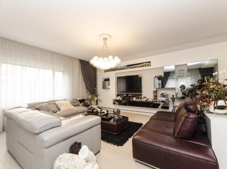Apartament cu 3 camere semidecomandat în City Park Mall