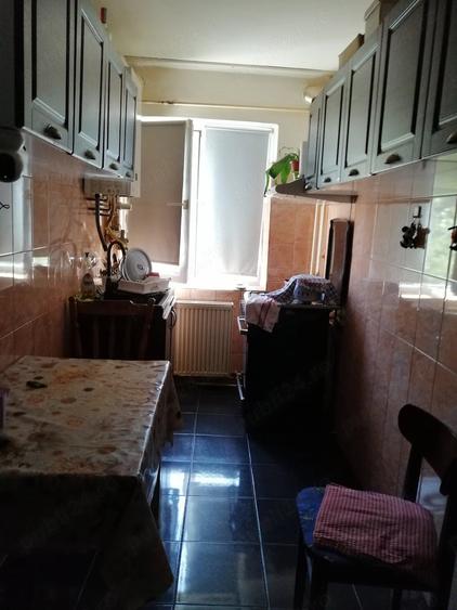 Apartament cu 3 camere semidecomandat în Moroasa 2