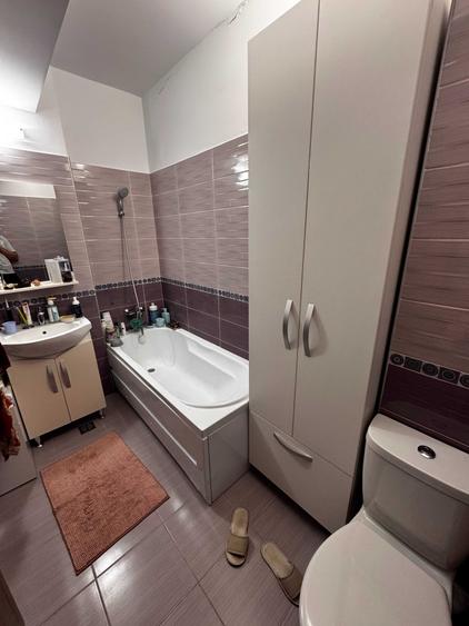 Apartament cu 3 camere decomandat în Roșu