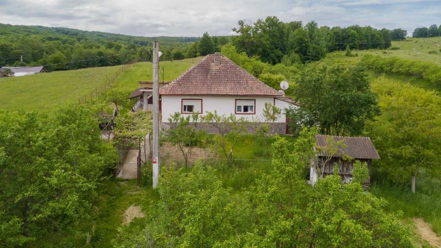 Casă cu 4 camere decomandat în Racoș