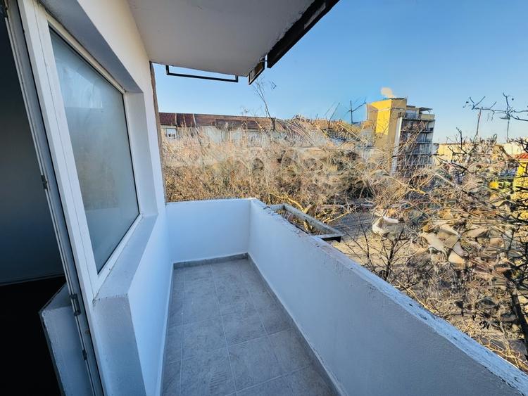 Apartament cu 3 camere decomandat în Lipovei