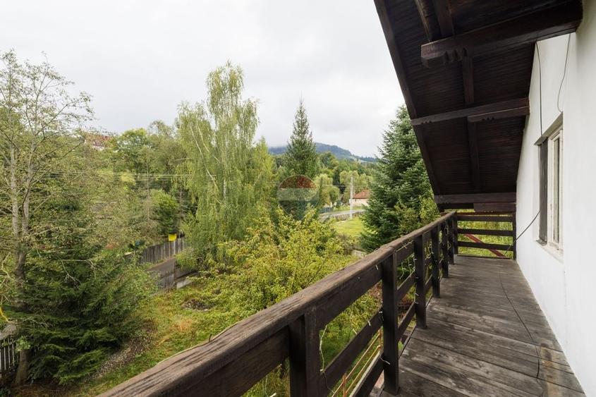 Casă individuală cu 7 camere cu Teren 1259 Mp în Bran