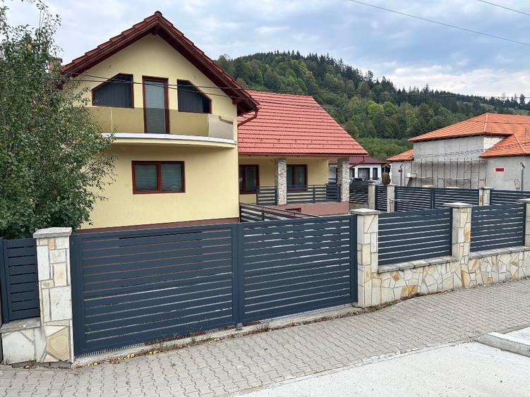 Casă individuală cu 5 camere cu Canalizare în Corbu