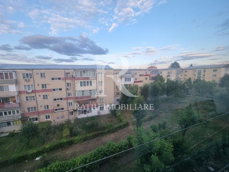 Apartament cu 2 camere semidecomandat, mobilat în Gojdu