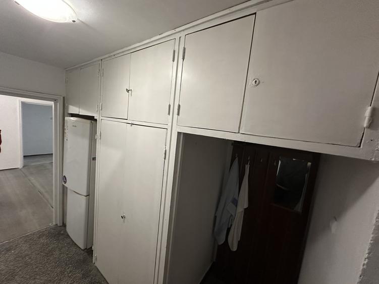 Apartament cu 3 camere semidecomandat în Berceni