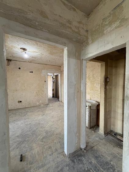 Apartament cu 3 camere semidecomandat în Domenii