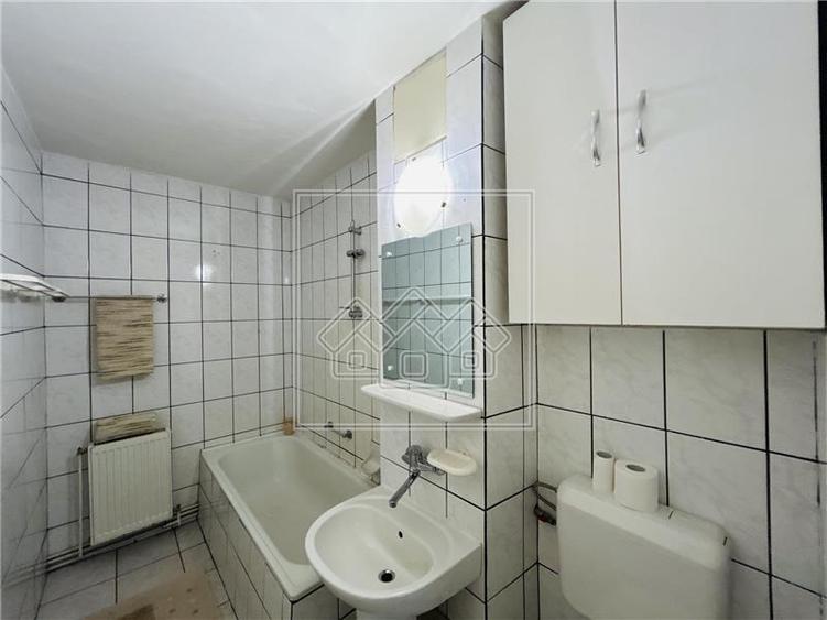 Apartament cu 3 camere decomandat în Terezian