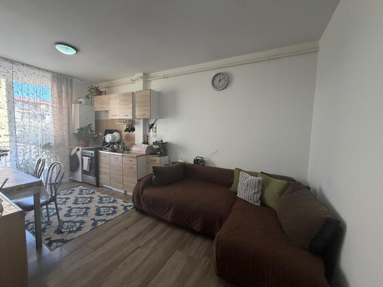 Apartament cu 2 camere semidecomandat, mobilat în Florești