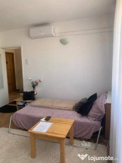 Apartament cu 3 camere semidecomandat, mobilat în Central