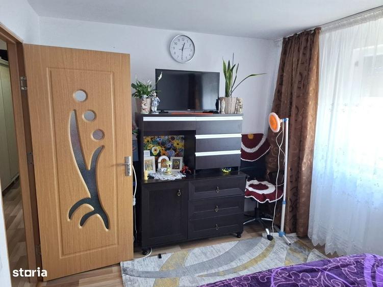 Apartament cu 3 camere semidecomandat în Berca