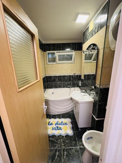 Apartament cu 3 camere semidecomandat în Berceni