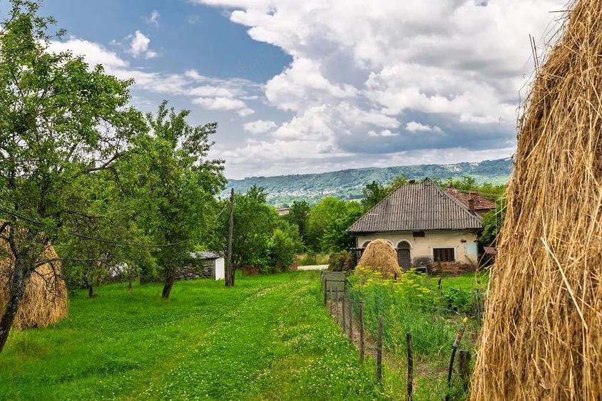 Casă cu 3 camere cu Teren 6290 Mp în Corbi