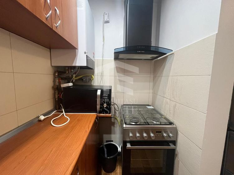 Apartament cu 3 camere semidecomandat, mobilat în Central