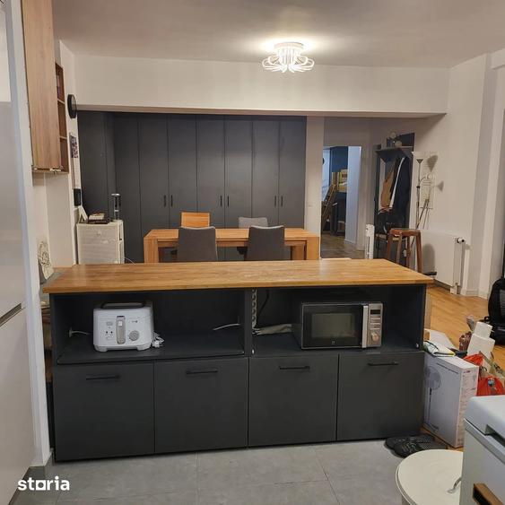 Apartament cu 3 camere semidecomandat, mobilat în Băneasa