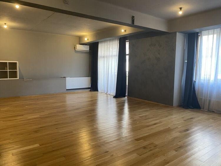 Apartament cu 4 camere, mobilat în Dacia