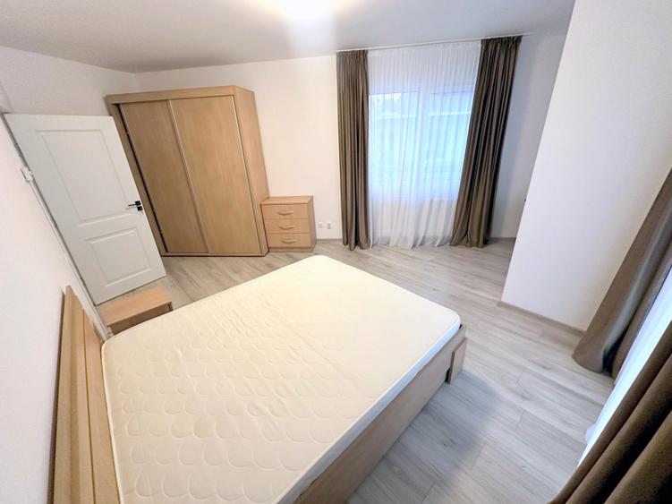 Apartament cu 3 camere semidecomandat, mobilat în Iris