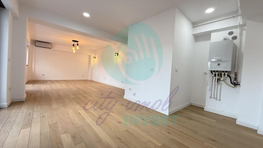 Casă individuală cu 14 camere cu Canalizare în Polonă