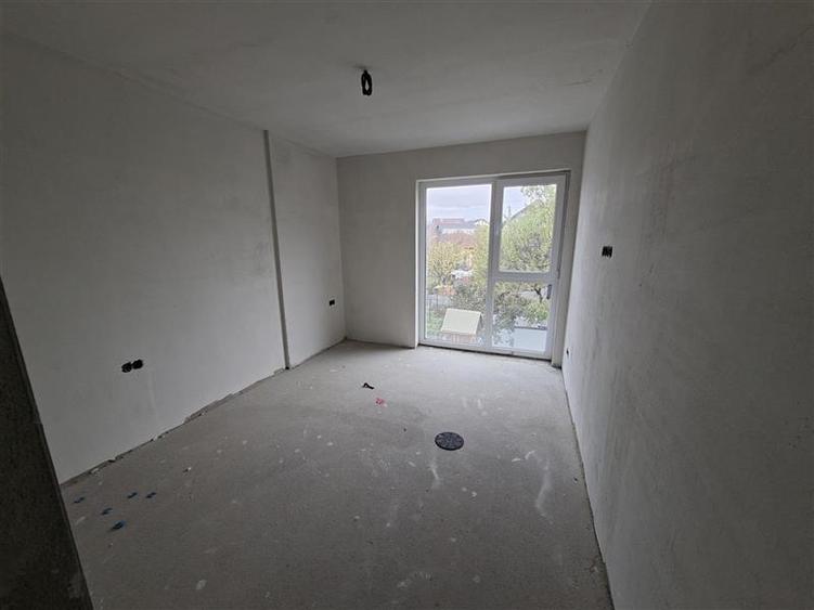 Apartament cu 4 camere semidecomandat în Mărăști