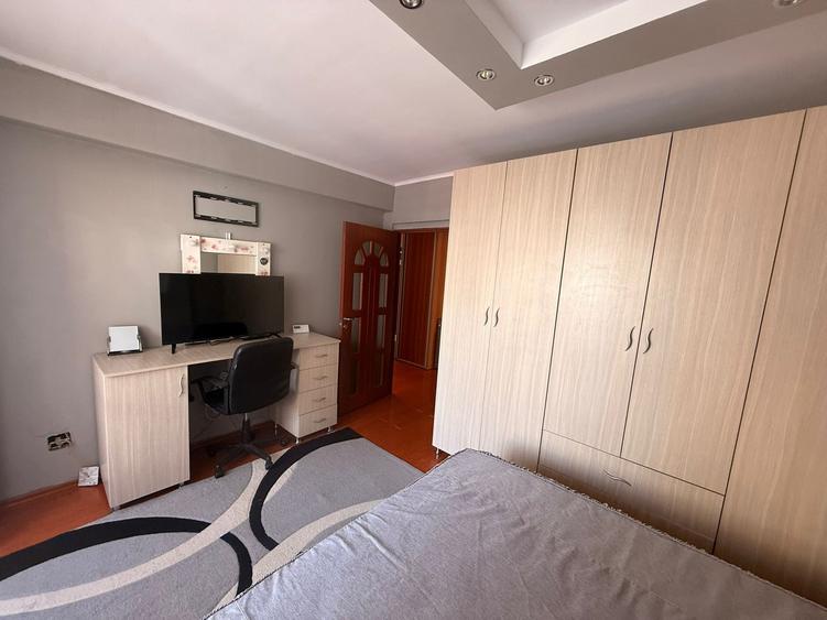 Apartament cu 3 camere semidecomandat în Florești
