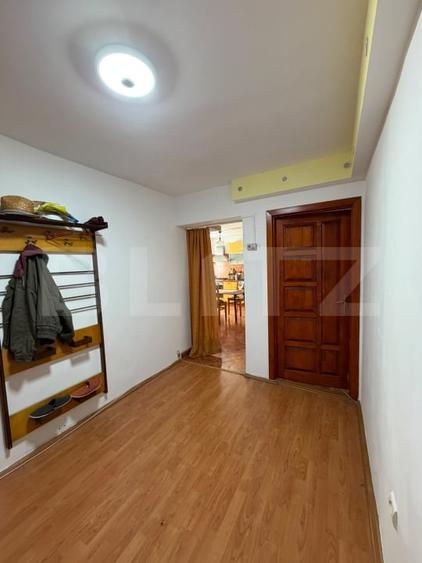 Apartament cu 4 camere decomandat în Rovinari