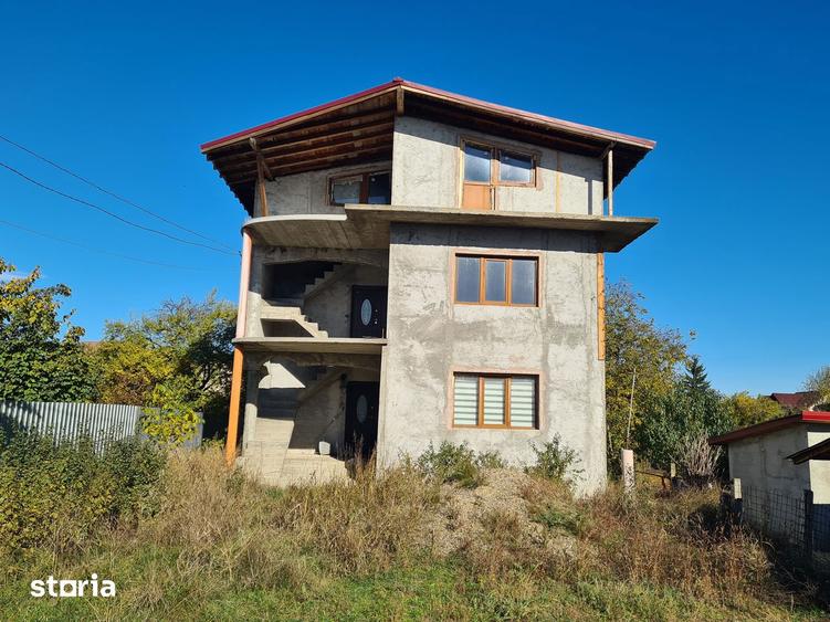 Casă cu 7 camere cu Teren 757 Mp în Central