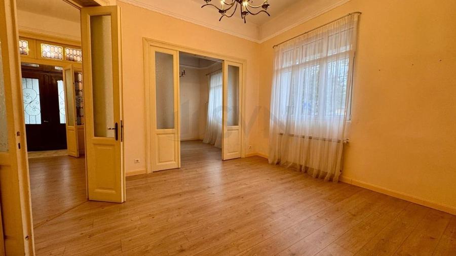 Casă individuală cu 7 camere cu Canalizare în Dacia