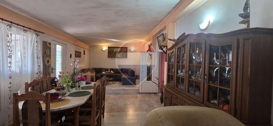 Casă individuală cu 5 camere cu Teren 1682 Mp în Lucieni