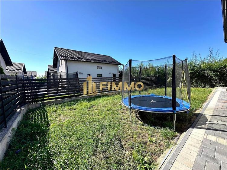 Casă individuală cu 5 camere cu Teren 250 Mp în Est