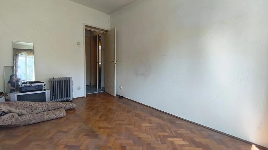 Apartament cu 4 camere semidecomandat în Piața Centrală