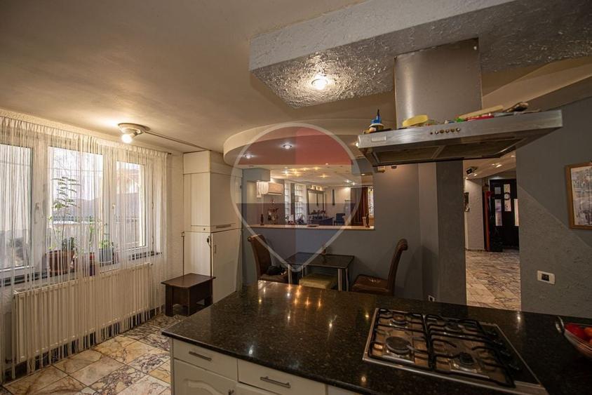 Casă individuală cu 9 camere cu Teren 1200 Mp în Cornetu