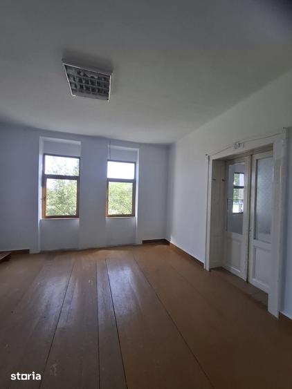 Casă cu 6 camere cu Teren 5766 Mp în Variaș