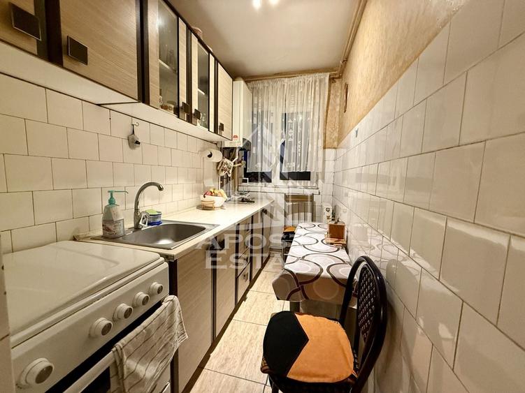 Apartament cu 3 camere semidecomandat, mobilat în Spitalul Județean