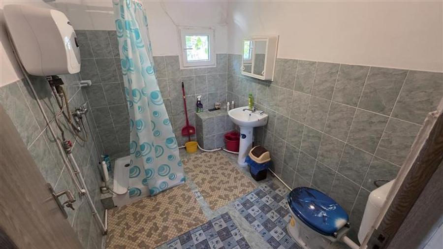 Casă individuală cu 9 camere cu Teren 4400 Mp în Petrilova