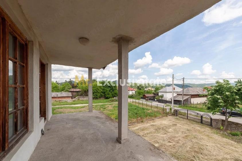 Casă cu 5 camere cu Teren 1093 Mp în Domnești