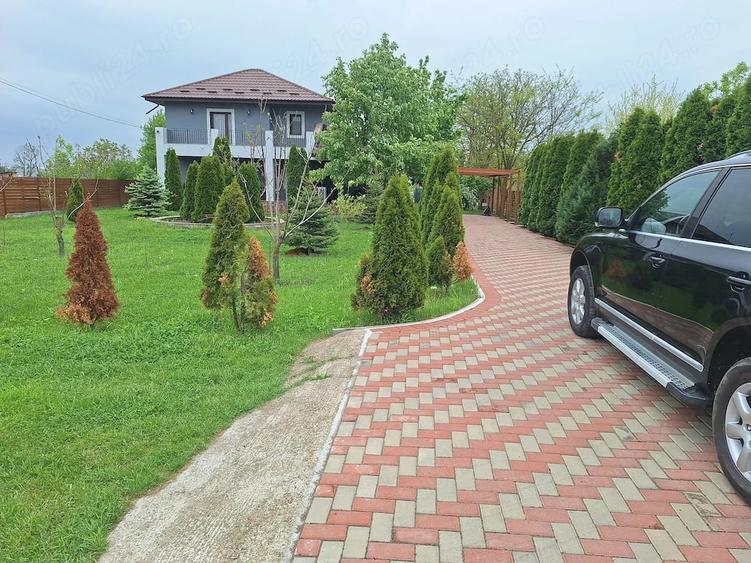 Casă cu 4 camere cu Teren 1453 Mp în Sculeni