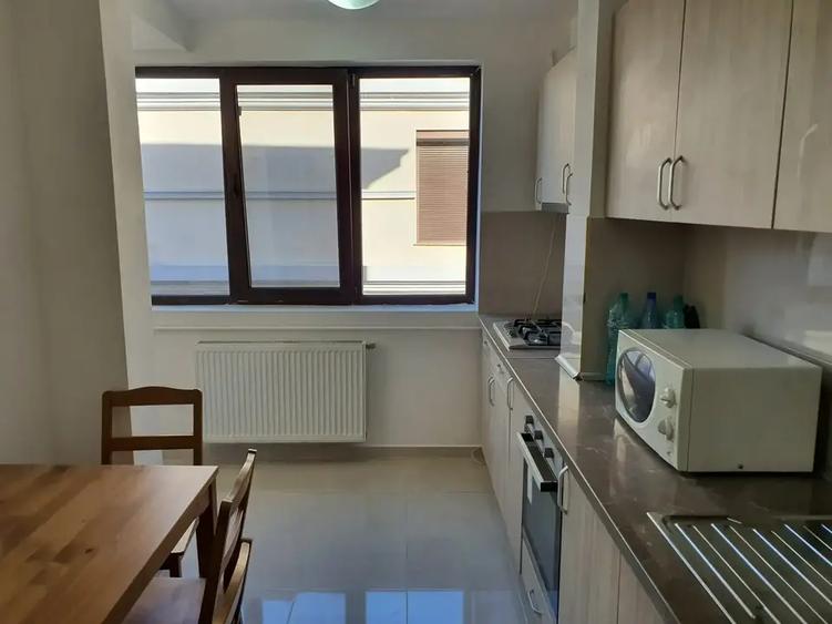 Apartament cu 3 camere decomandat, mobilat în Titan