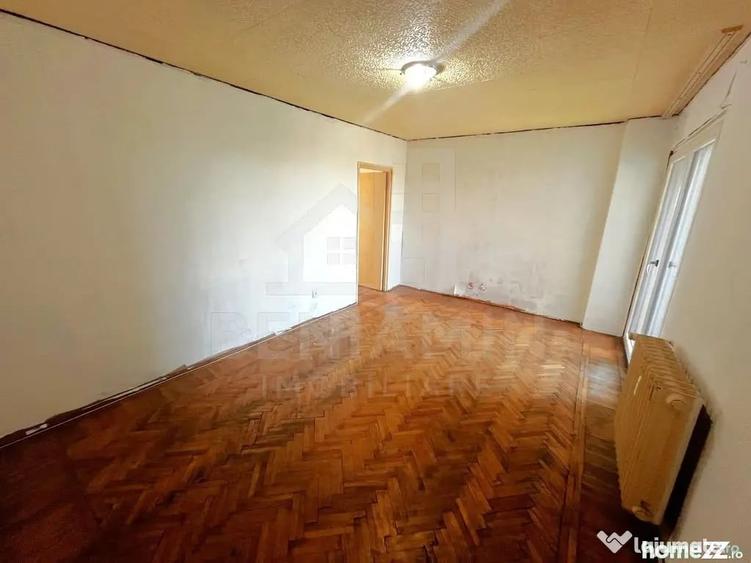 Apartament cu 4 camere semidecomandat în Calea București