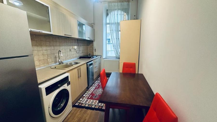 Apartament cu 3 camere semidecomandat, mobilat în Ultracentral