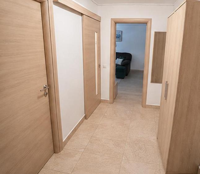 Apartament cu 4 camere decomandat în Drumul Taberei