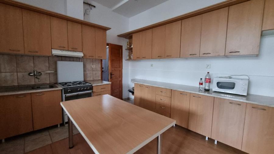 Casă individuală cu 7 camere cu Canalizare în Semicentral