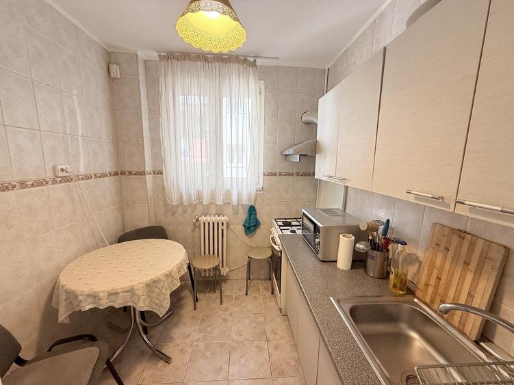 Apartament cu 3 camere semidecomandat, mobilat în Iancului