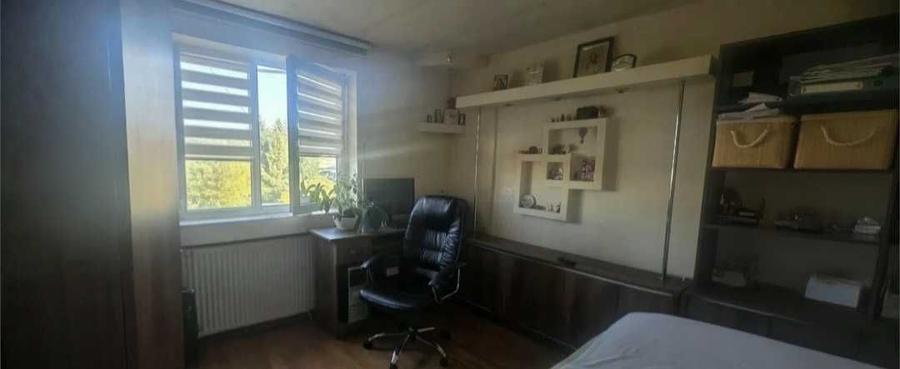Apartament cu 3 camere semidecomandat în Aleea Trandafirilor