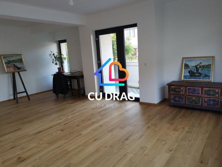 Casă individuală cu 8 camere cu Canalizare în Șelimbăr