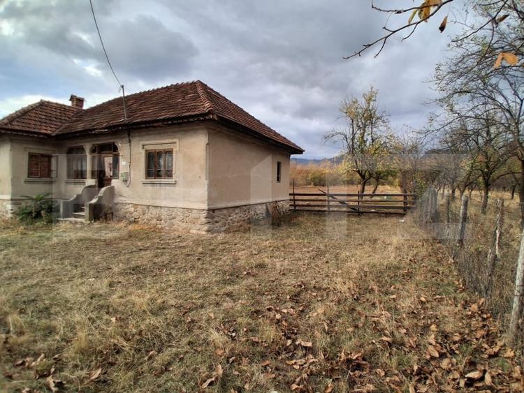 Casă individuală cu 3 camere cu Teren 4706 Mp în Polovragi