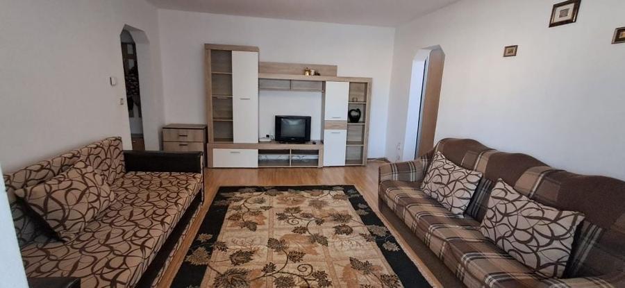 Apartament cu 2 camere semidecomandat în Craiovița Nouă