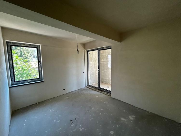 Apartament cu 3 camere semidecomandat în Ștefan cel Mare