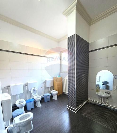 Casă individuală cu 10 camere cu Teren 900 Mp în 23 August