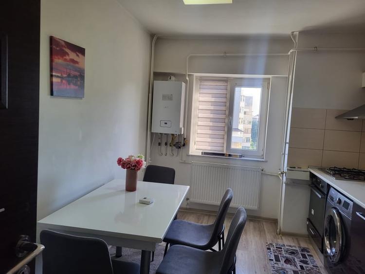 Apartament cu 3 camere decomandat, mobilat în Calea București