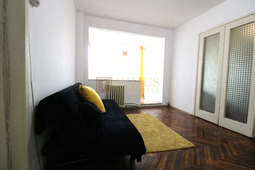Apartament cu 4 camere semidecomandat, mobilat în Central